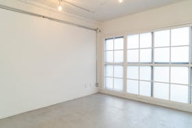 【表参道駅9分】展示会やポップアップに最適!骨董通り沿いの白基調な1F路面スペース