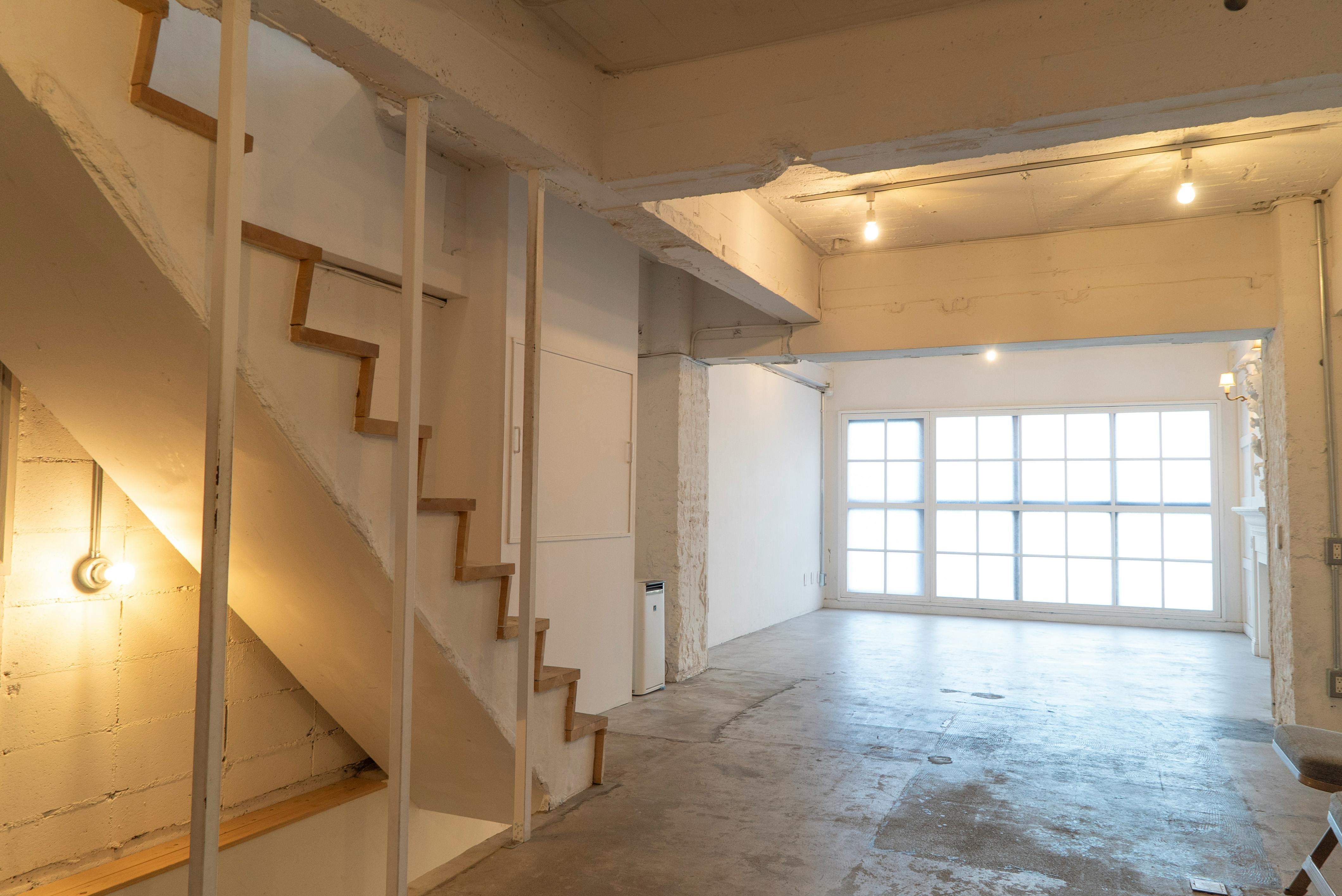 【表参道駅9分】展示会やポップアップに最適!骨董通り沿いの白基調な1F路面スペース