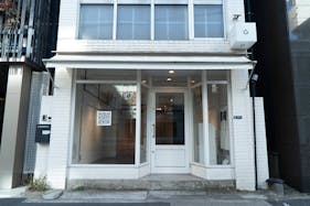 【表参道駅9分】展示会やポップアップに最適!骨董通り沿いの白基調な1F路面スペース