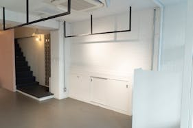 【表参道駅9分】展示会やポップアップに最適!骨董通り沿いの白基調な1F路面スペース