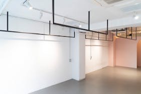 【表参道駅9分】展示会やポップアップに最適!骨董通り沿いの白基調な1F路面スペース