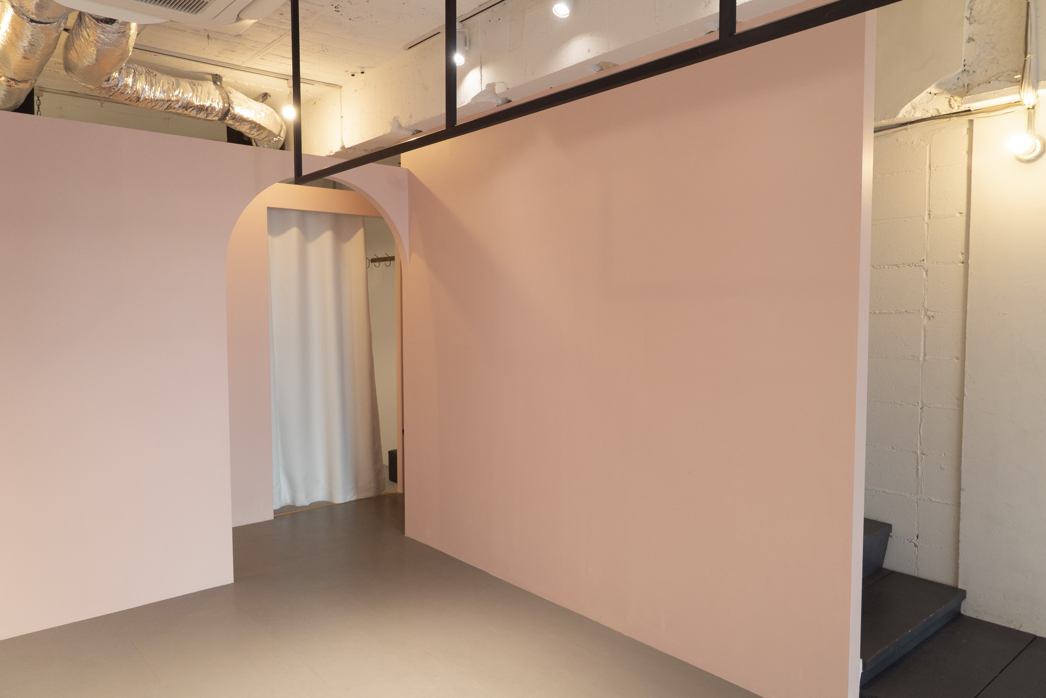 【表参道駅9分】展示会やポップアップに最適！骨董通り沿いの白基調な1F路面スペース