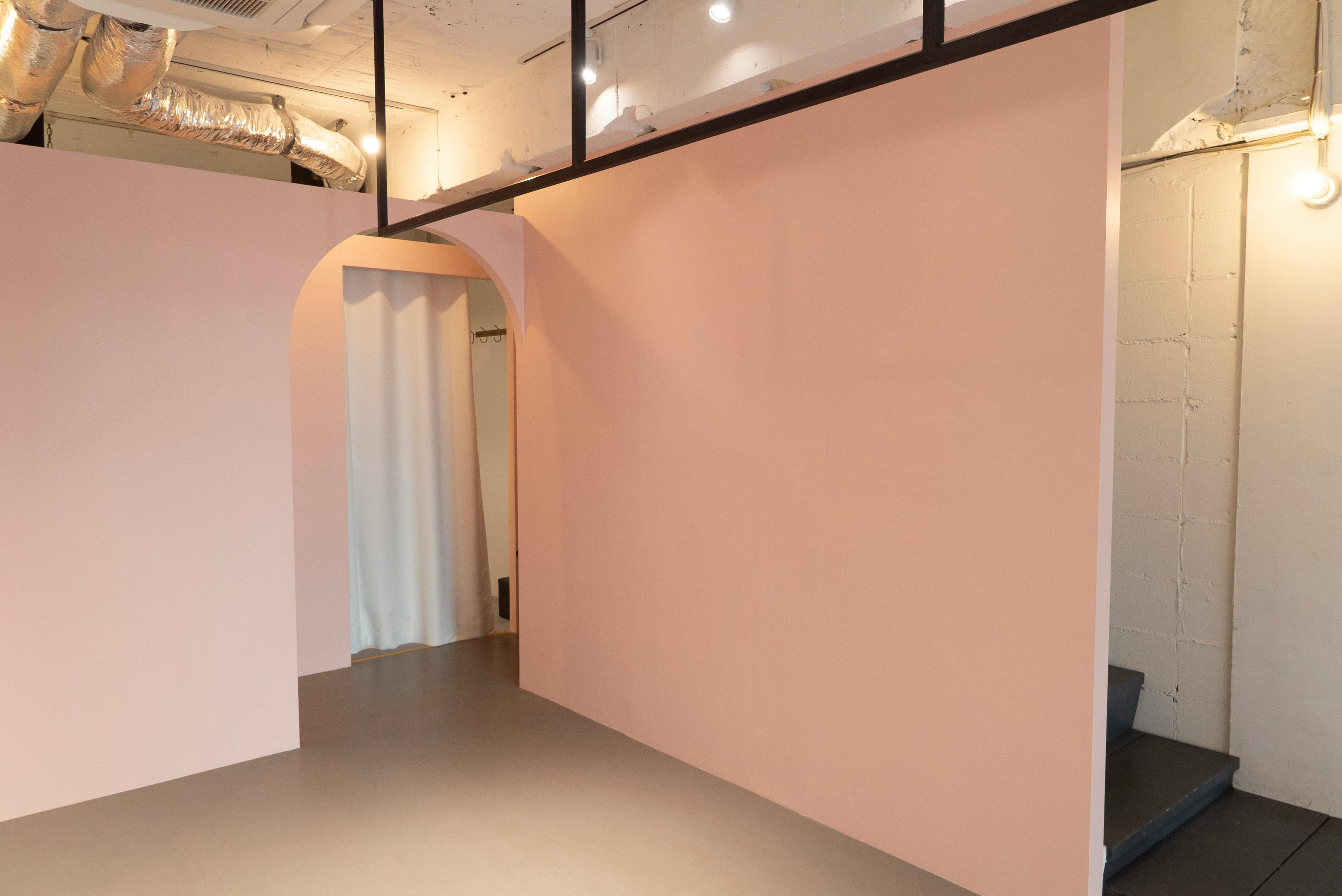 【表参道駅9分】展示会やポップアップに最適！骨董通り沿いの白基調な1F路面スペース