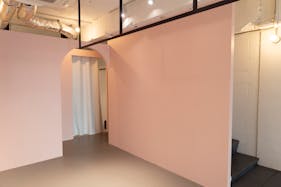 【表参道駅9分】展示会やポップアップに最適!骨董通り沿いの白基調な1F路面スペース