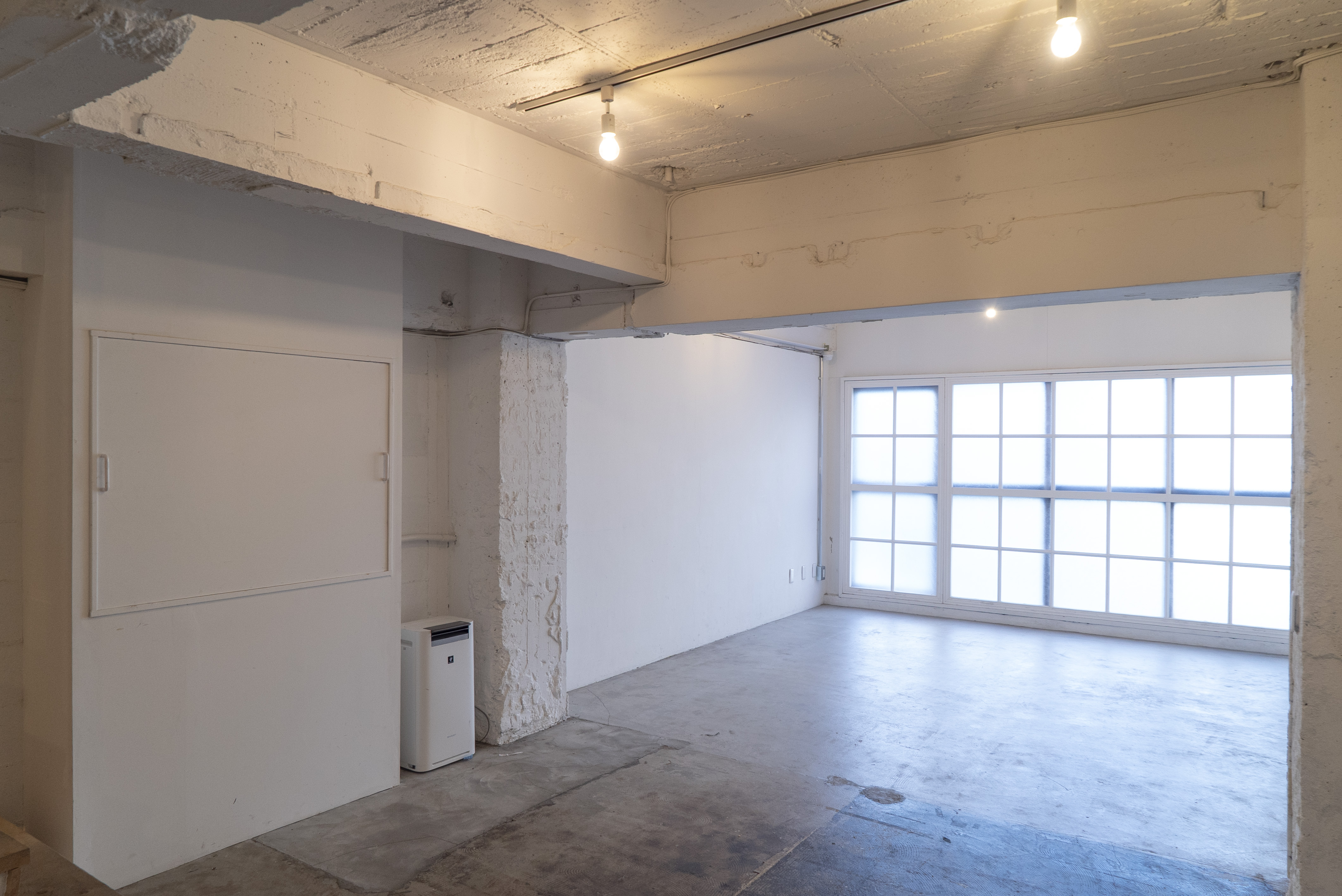 【表参道駅9分】展示会やポップアップに最適！骨董通り沿いの白基調な1F路面スペース