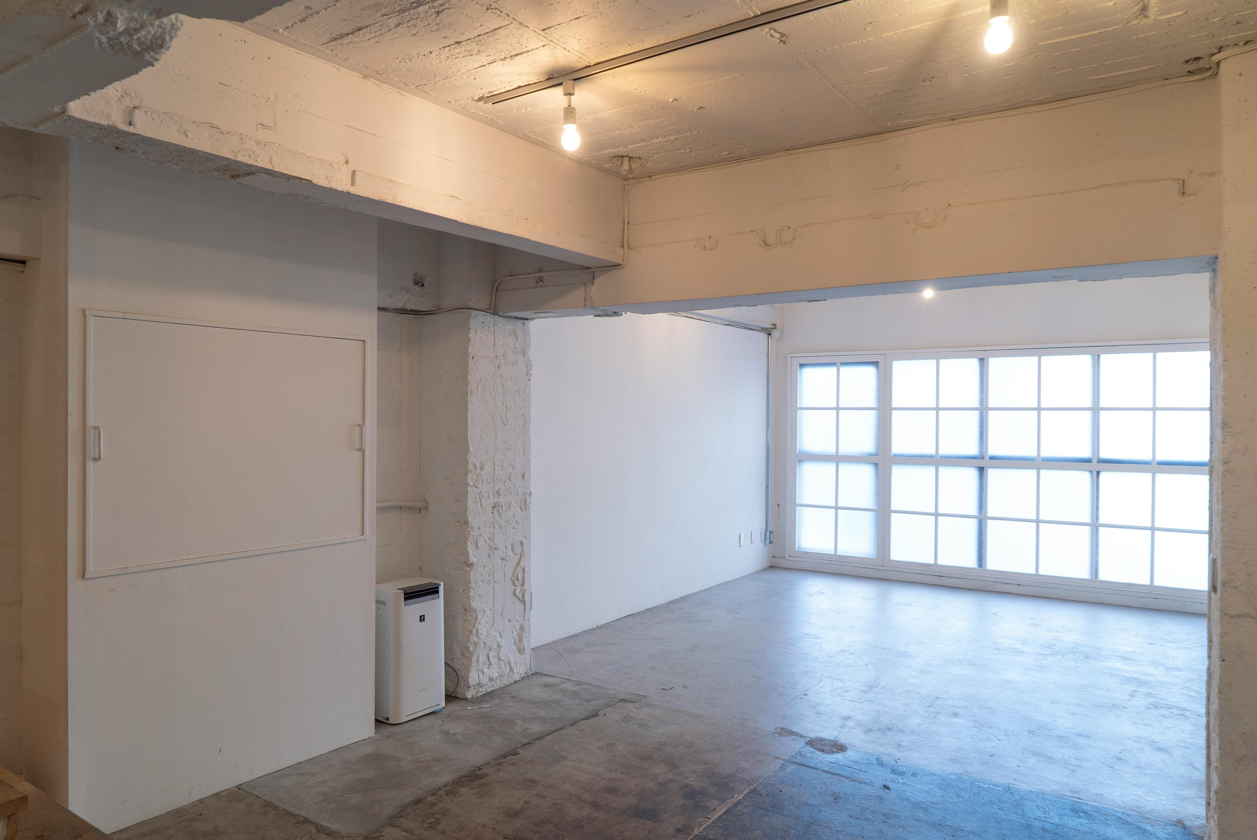 【表参道駅9分】展示会やポップアップに最適!骨董通り沿いの白基調な1F路面スペース