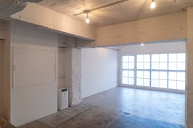 【表参道駅9分】展示会やポップアップに最適!骨董通り沿いの白基調な1F路面スペース