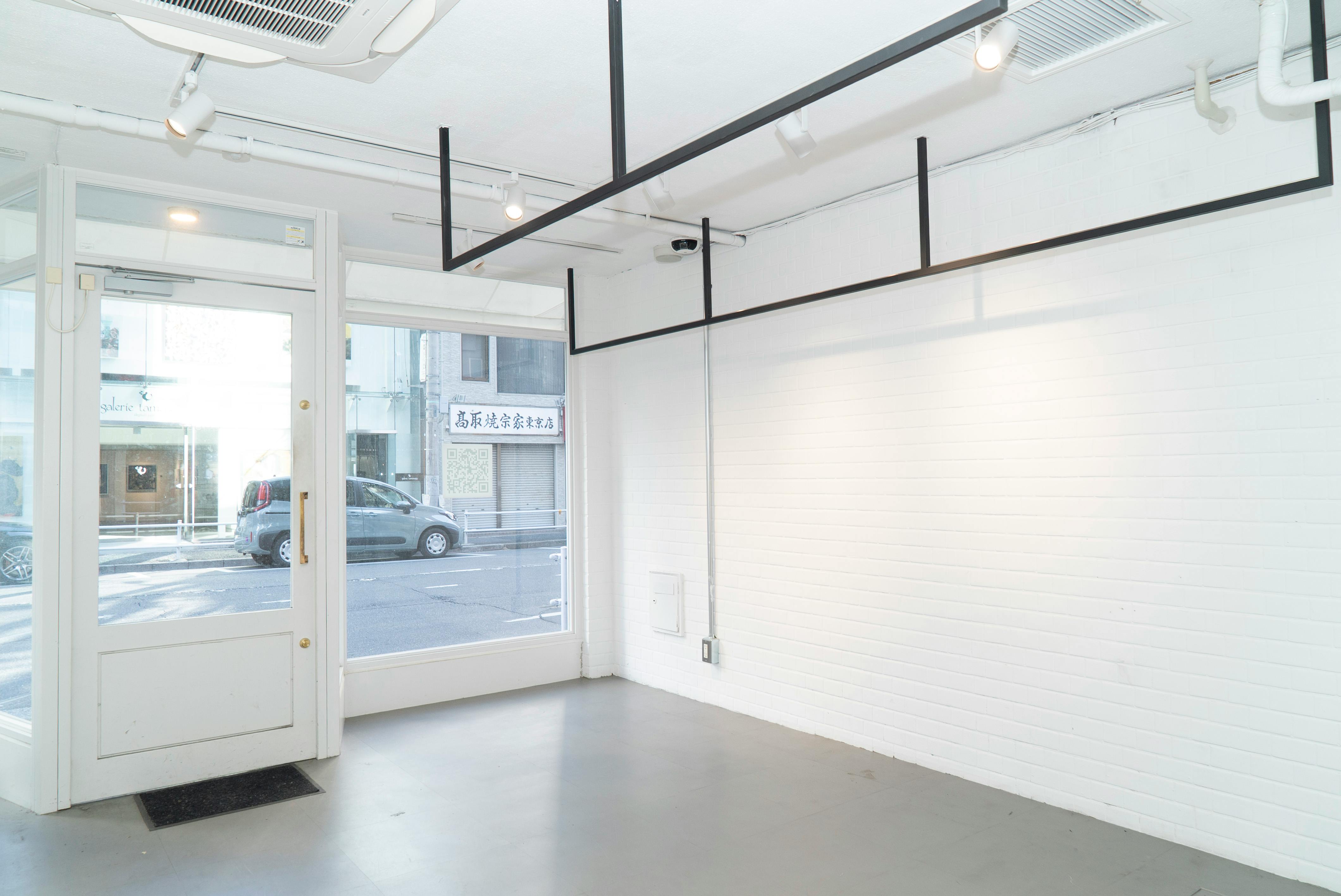 【表参道駅9分】展示会やポップアップに最適!骨董通り沿いの白基調な1F路面スペース