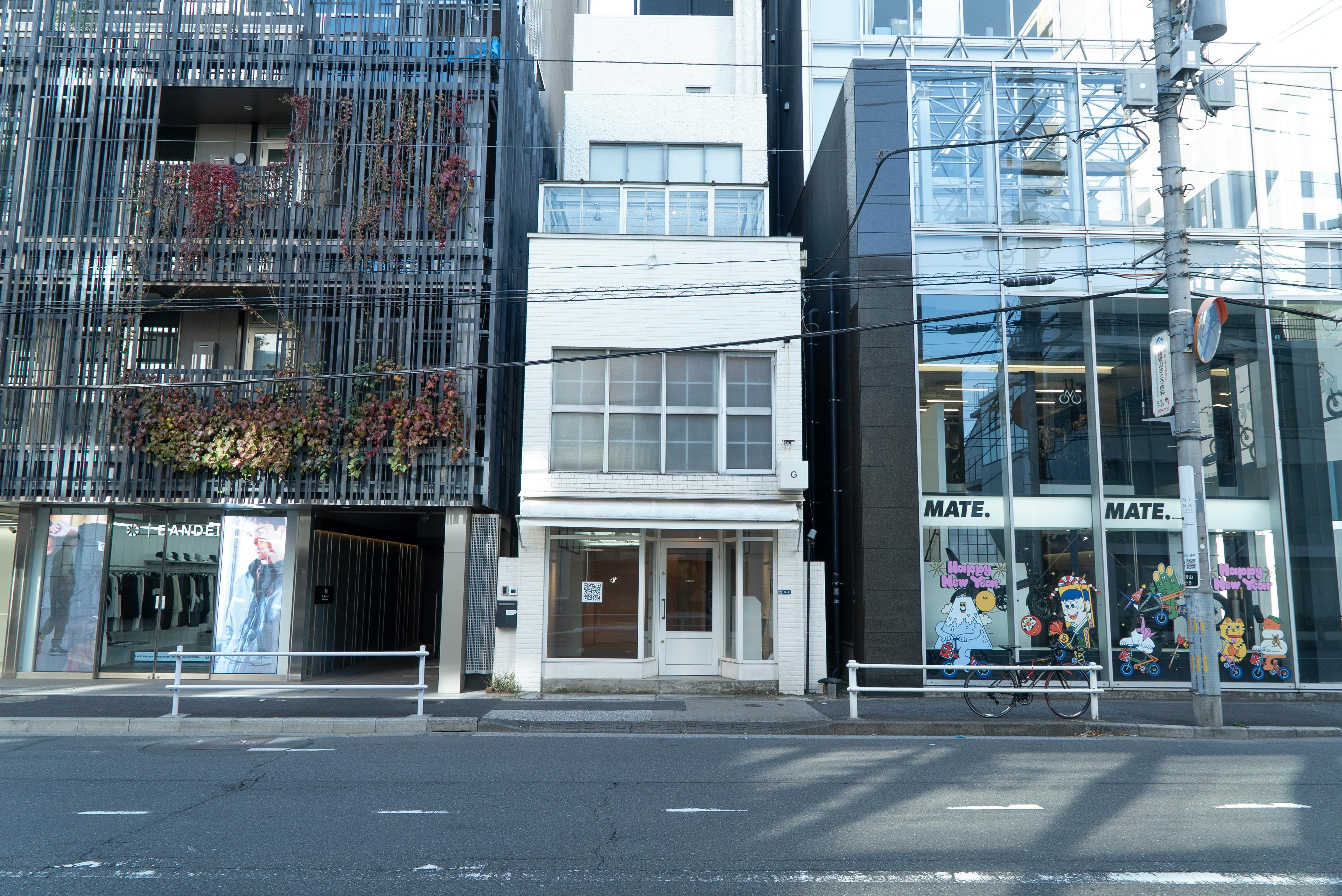 【表参道駅9分】展示会やポップアップに最適!骨董通り沿いの白基調な1F路面スペース