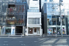 【表参道駅9分】展示会やポップアップに最適!骨董通り沿いの白基調な1F路面スペース