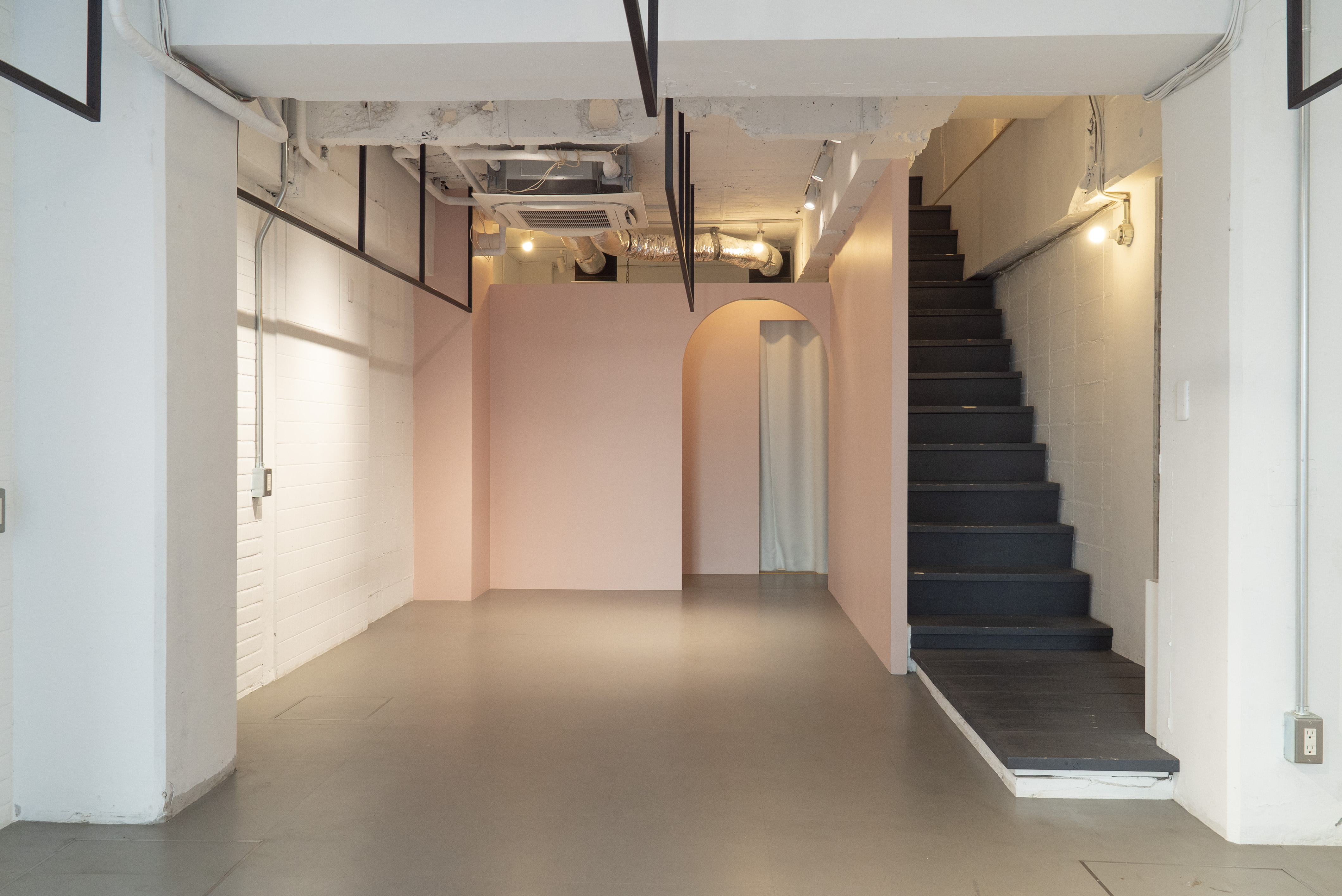 【表参道駅9分】展示会やポップアップに最適！骨董通り沿いの白基調な1F路面スペース