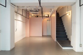 【表参道駅9分】展示会やポップアップに最適!骨董通り沿いの白基調な1F路面スペース