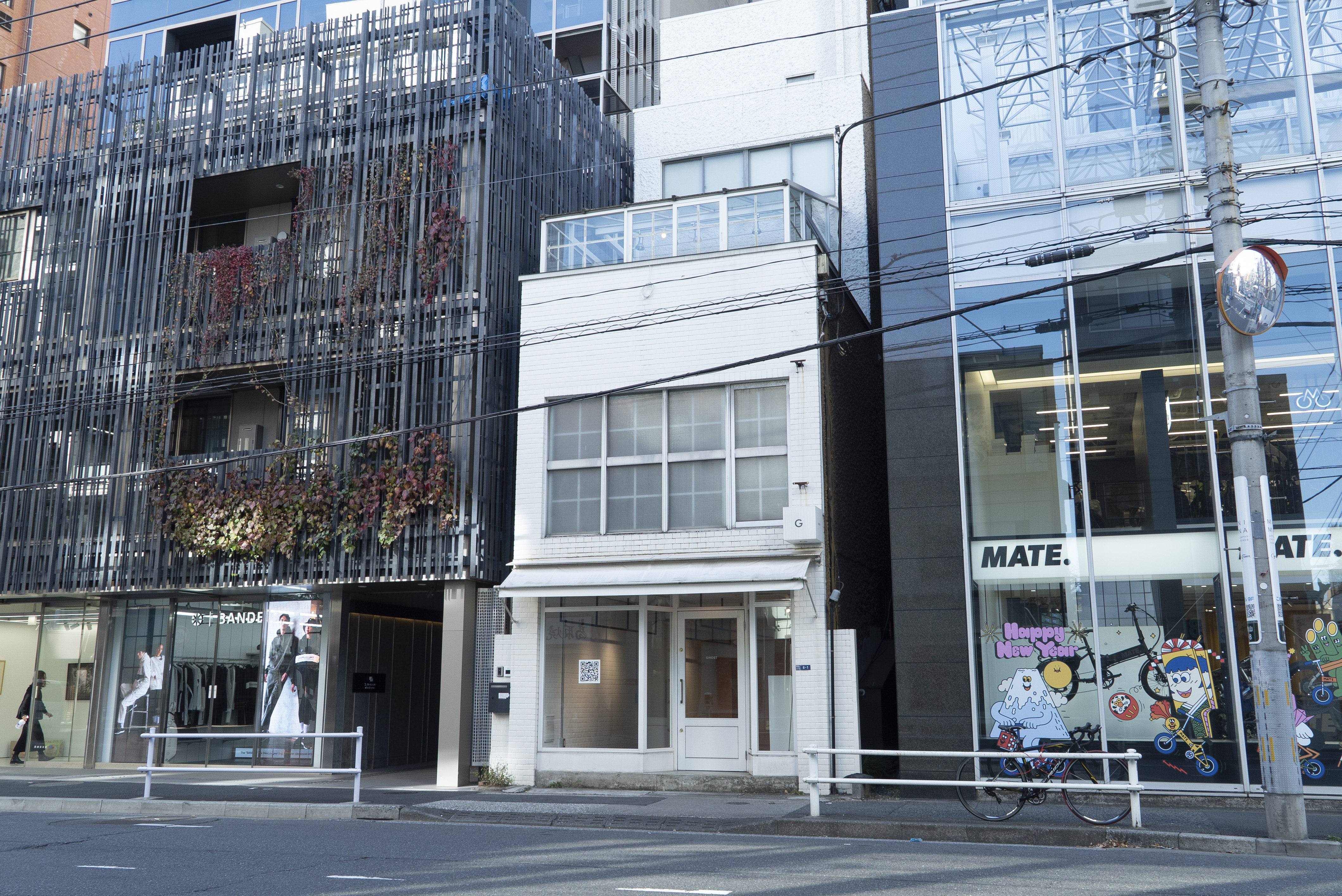 【表参道駅9分】展示会やポップアップに最適！骨董通り沿いの白基調な1F路面スペース