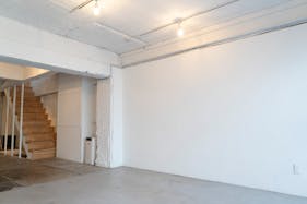 【表参道駅9分】展示会やポップアップに最適!骨董通り沿いの白基調な1F路面スペース