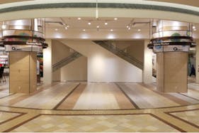 【あまがさきキューズモール】「1F バラエティーマーケット」大型ポップアップストアや食物販に最適な、施設中央に位置する広々としたイベントスペース