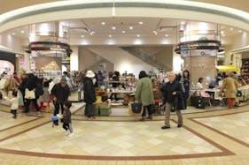 【あまがさきキューズモール】「1F バラエティーマーケット」大型ポップアップストアや食物販に最適な、施設中央に位置する広々としたイベントスペース