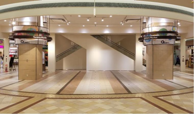 【あまがさきキューズモール】「1F バラエティーマーケット」大型ポップアップストアや食物販に最適な、施設中央に位置する広々としたイベントスペースの画像