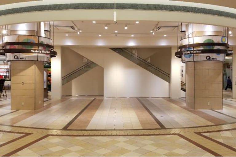 【あまがさきキューズモール】「1F バラエティーマーケット」大型ポップアップストアや食物販に最適な、施設中央に位置する広々としたイベントスペースの画像1