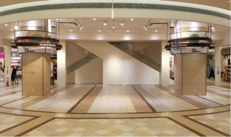 【あまがさきキューズモール】「1F バラエティーマーケット」大型ポップアップストアや食物販に最適な、施設中央に位置する広々としたイベントスペース