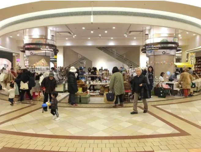 【あまがさきキューズモール】「1F バラエティーマーケット」大型ポップアップストアや食物販に最適な、施設中央に位置する広々としたイベントスペース