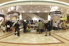 【あまがさきキューズモール】「1F バラエティーマーケット」大型ポップアップストアや食物販に最適な、施設中央に位置する広々としたイベントスペース