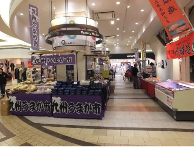 【あまがさきキューズモール】「1F バラエティーマーケット」大型ポップアップストアや食物販に最適な、施設中央に位置する広々としたイベントスペース