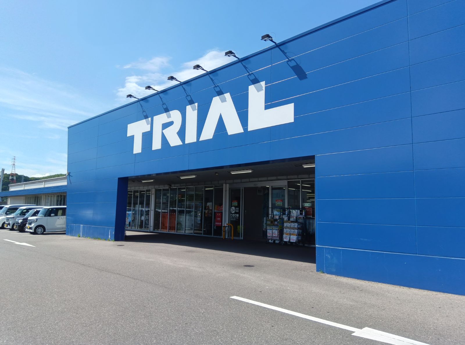 【スーパーセンタートライアル下松店】【ポーチ前：左側（T）】食物販の出店が可能なトライアルマルシェ（キッチンカー/テント・スペース）