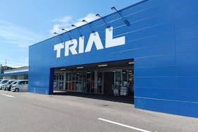 【スーパーセンタートライアル下松店】【ポーチ前:左側(T)】食物販の出店が可能なトライアルマルシェ(キッチンカー/テント・スペース)