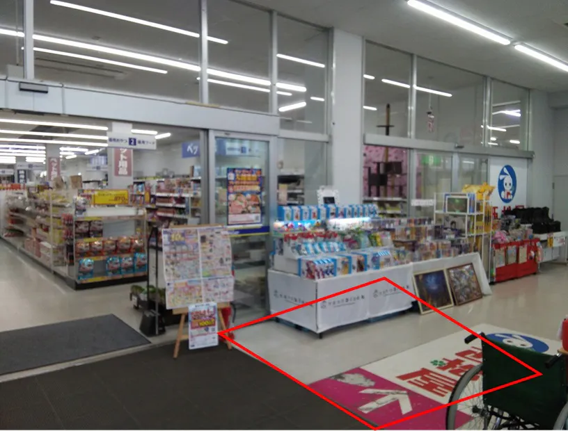 【サンデー南陽プラザ店】正面入口風除室　食物販やプロモーション等の出店に最適なホームセンター店内のイベントスペース