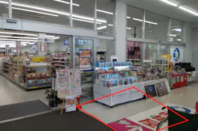 【サンデー南陽プラザ店】正面入口風除室 食物販やプロモーション等の出店に最適なホームセンター店内のイベントスペース