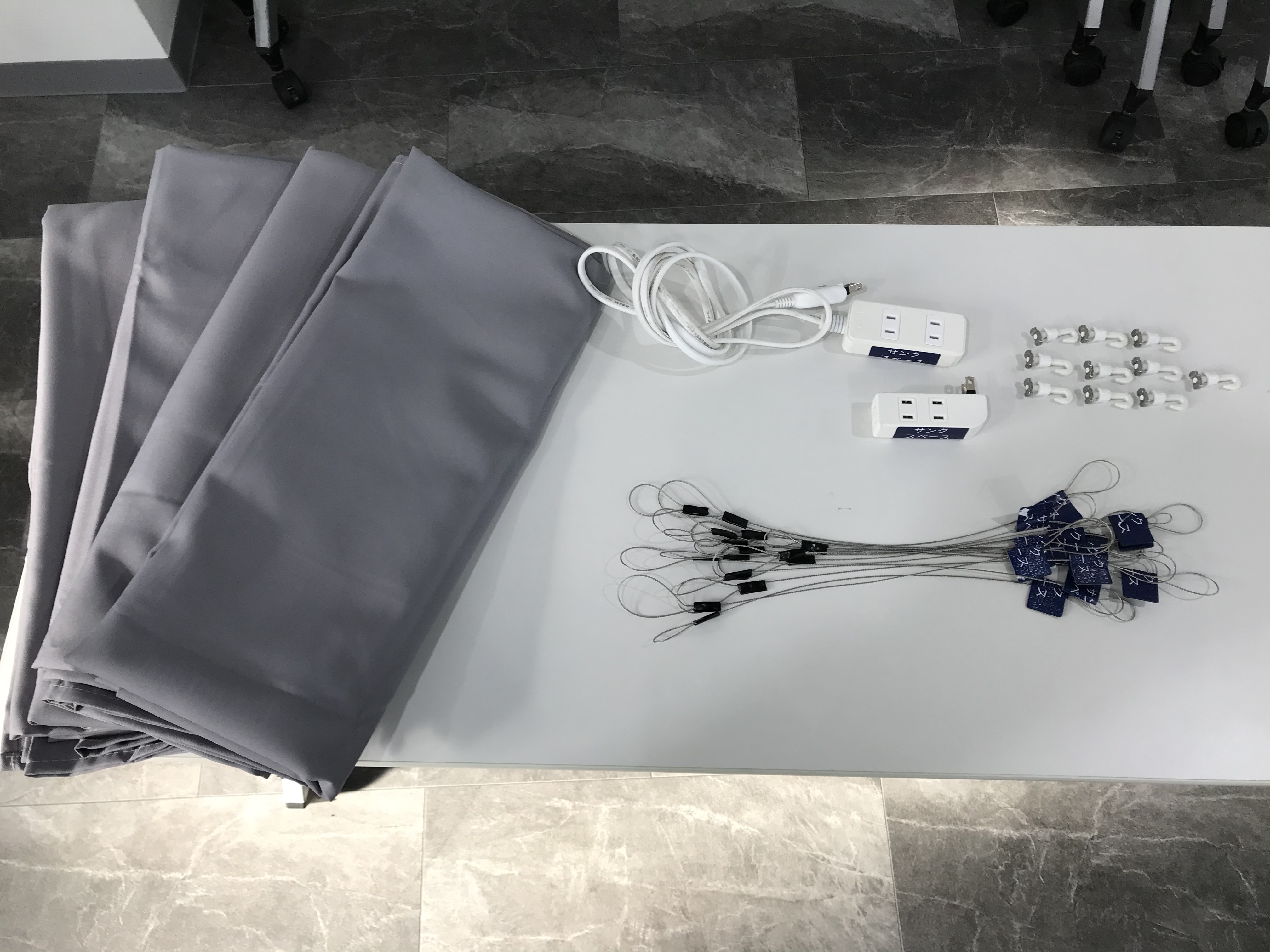 テーブルクロス4枚、電源タップ1ケ、延長コード1本、延長ワイヤー15本