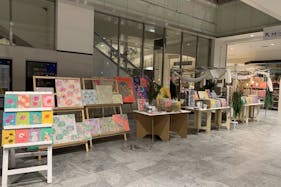 【アミュプラザおおいた】1F 流動の多い1Fインフォメーション入口横。食品・物販催事に最適なポップアップスペース