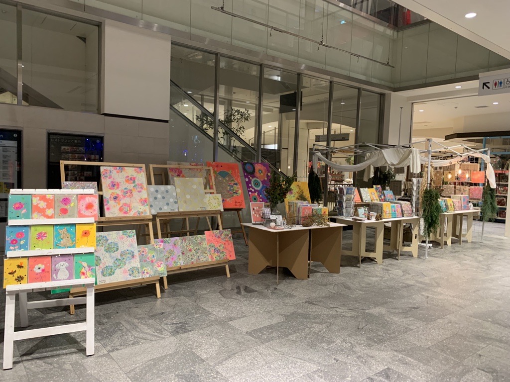 【アミュプラザおおいた】1F 流動の多い１Fインフォメーション入口横。食品・物販催事に最適なポップアップスペース