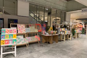 【アミュプラザおおいた】1F 流動の多い1Fインフォメーション入口横。食品・物販催事に最適なポップアップスペース