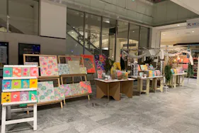 【アミュプラザおおいた】1F 流動の多い1Fインフォメーション入口横。食品・物販催事に最適なポップアップスペース