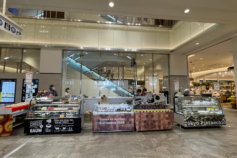 【アミュプラザおおいた】1F 流動の多い1Fインフォメーション入口横。食品・物販催事に最適なポップアップスペースの画像1