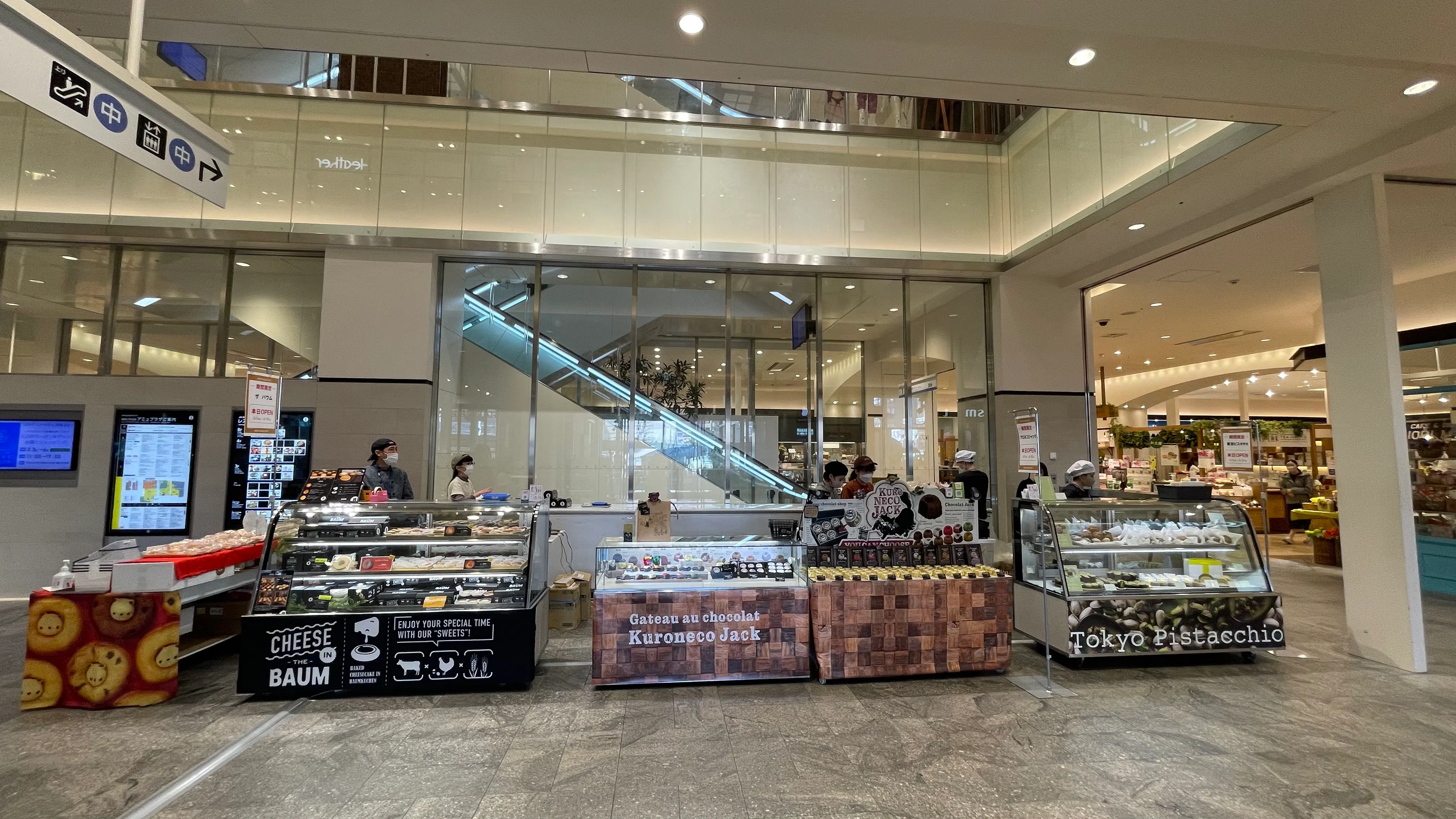 【アミュプラザおおいた】1F 流動の多い1Fインフォメーション入口横。食品・物販催事に最適なポップアップスペース