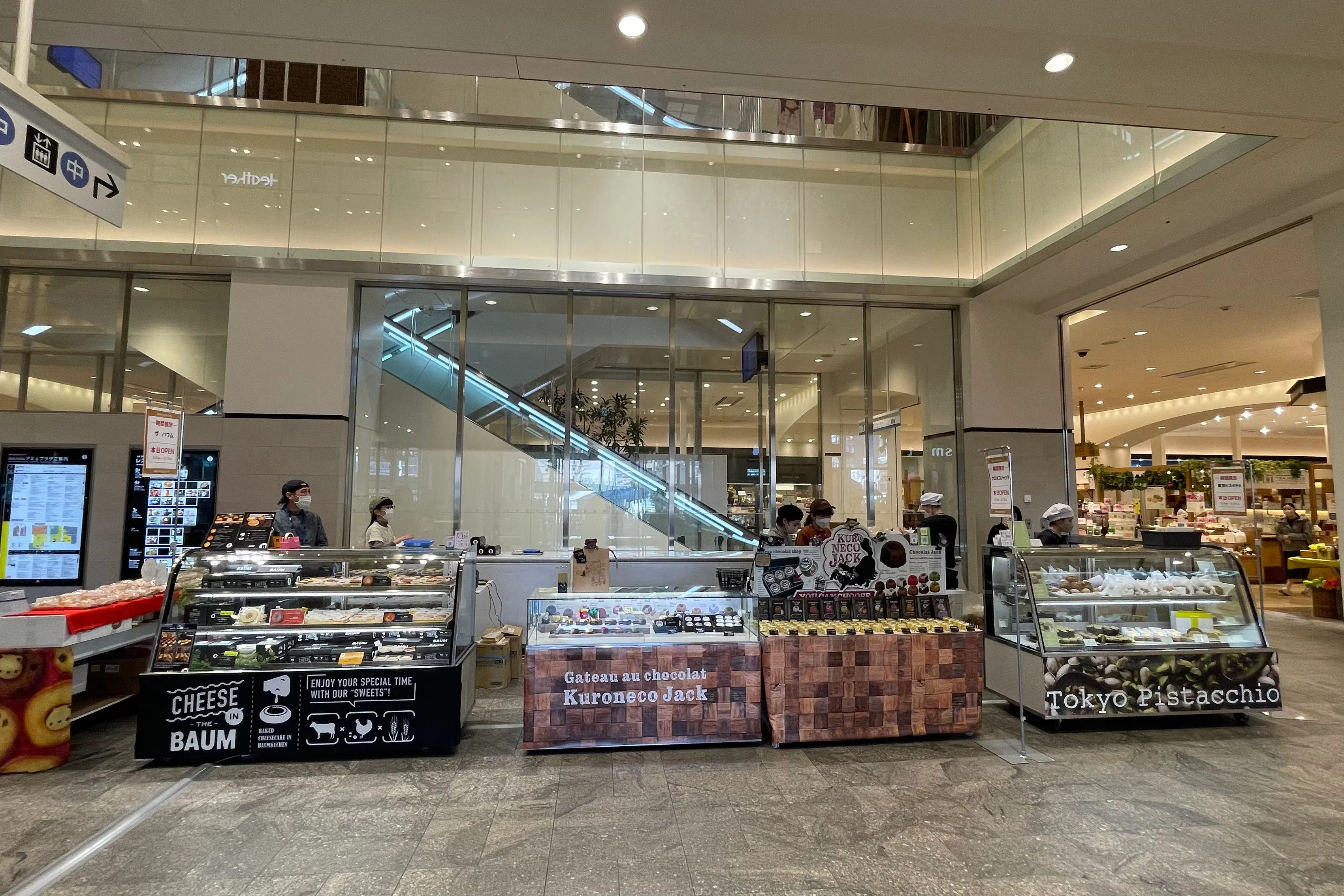 【アミュプラザおおいた】1F 流動の多い1Fインフォメーション入口横。食品・物販催事に最適なポップアップスペース