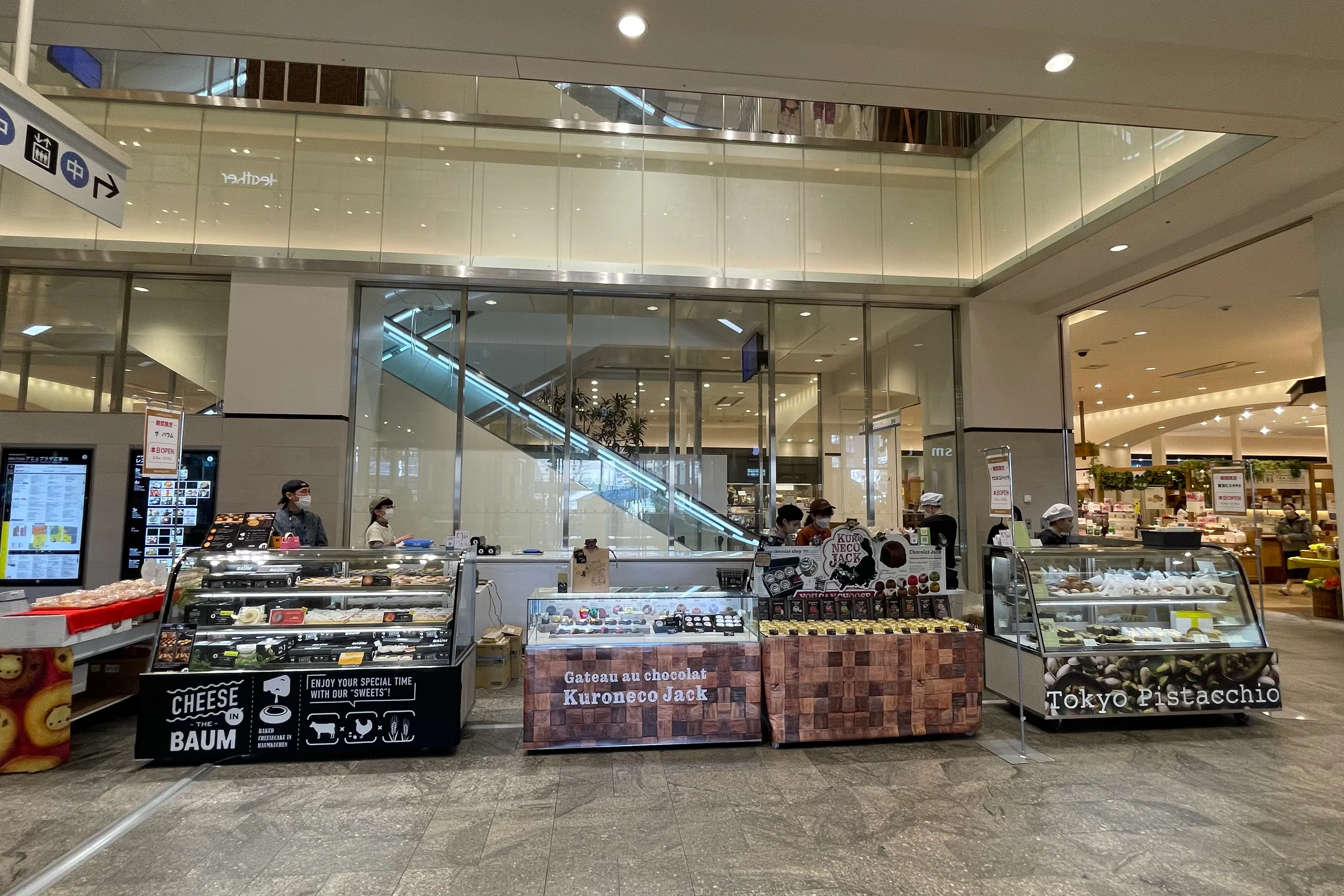 【アミュプラザおおいた】1F 流動の多い1Fインフォメーション入口横。食品・物販催事に最適なポップアップスペース