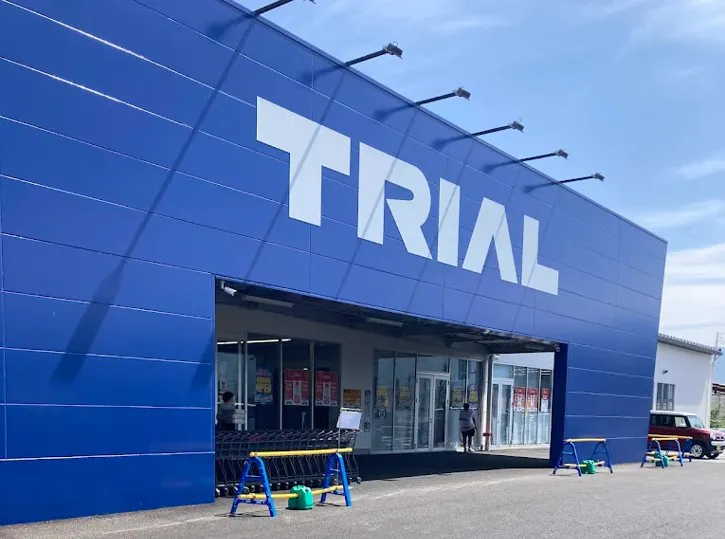 【スーパーセンタートライアル石和店】【ポーチ内軒下】スペース