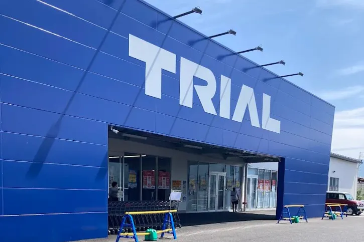 【スーパーセンタートライアル石和店】【ポーチ内軒下】スペース