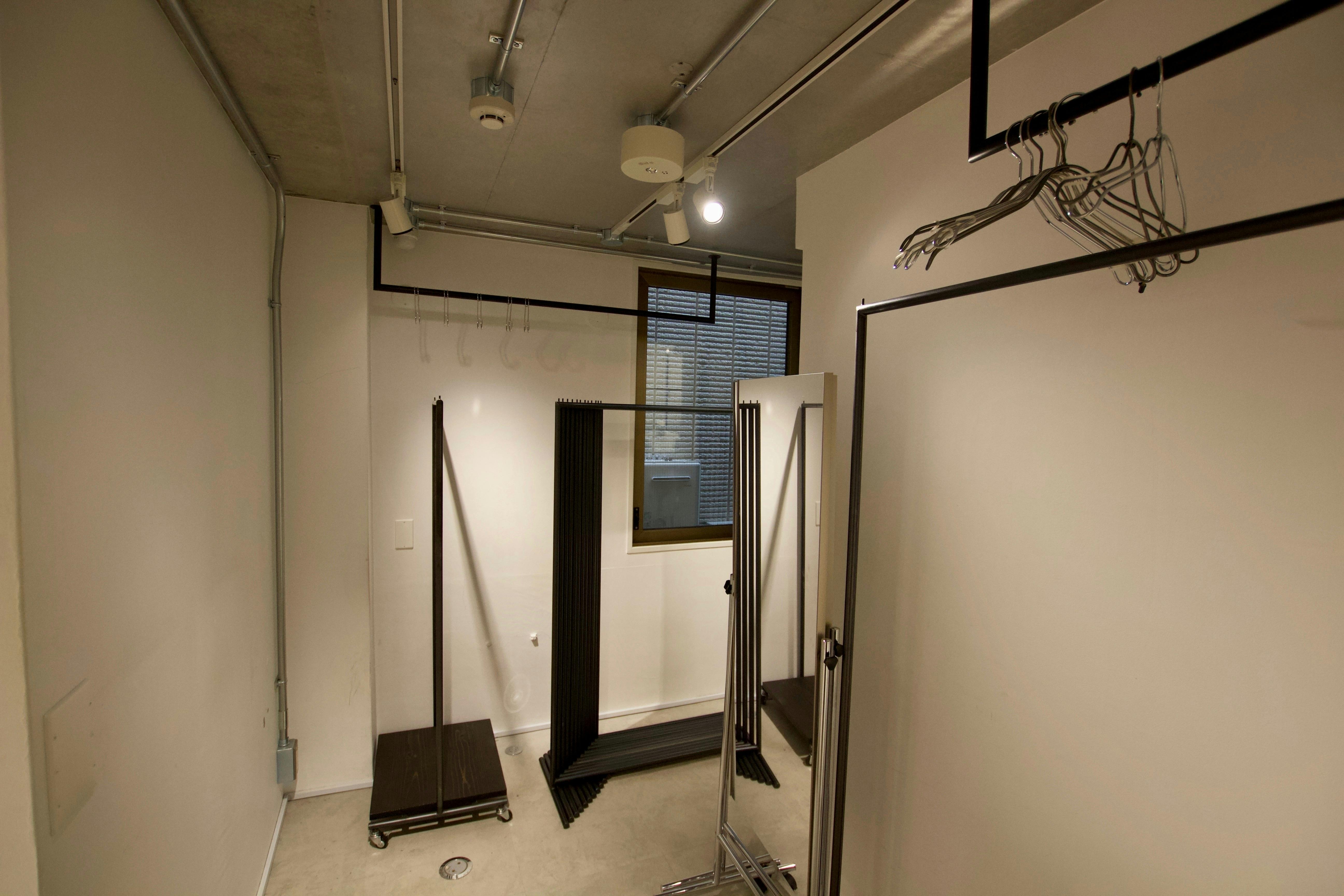 二つの部屋の間にはバックヤードとして利用できるスペースがございます。