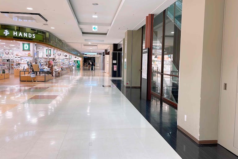 【イオンモール桑名】各種プロモーションや物販、食物販のポップアップストアに最適な1番街3F中央エスカレーター前のイベントスペースの画像4