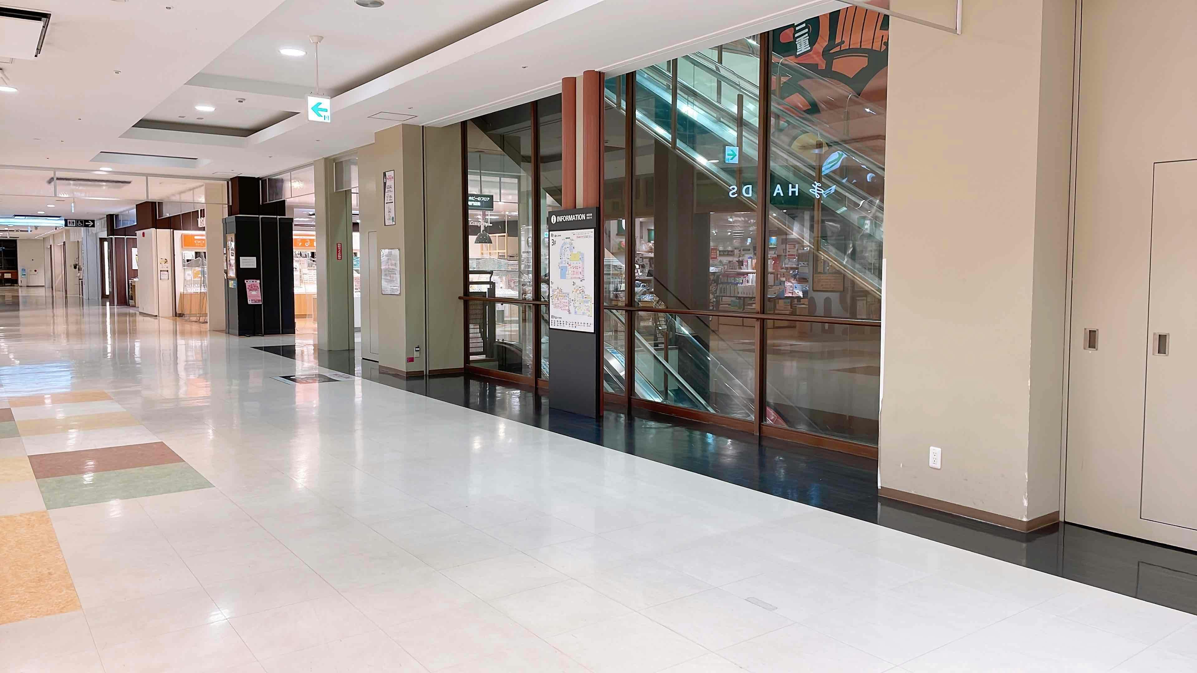 【イオンモール桑名】各種プロモーションや物販、食物販のポップアップストアに最適な1番街3F中央エスカレーター前のイベントスペース