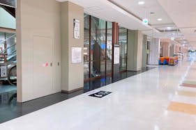 【イオンモール桑名】各種プロモーションや物販、食物販のポップアップストアに最適な1番街3F中央エスカレーター前のイベントスペース