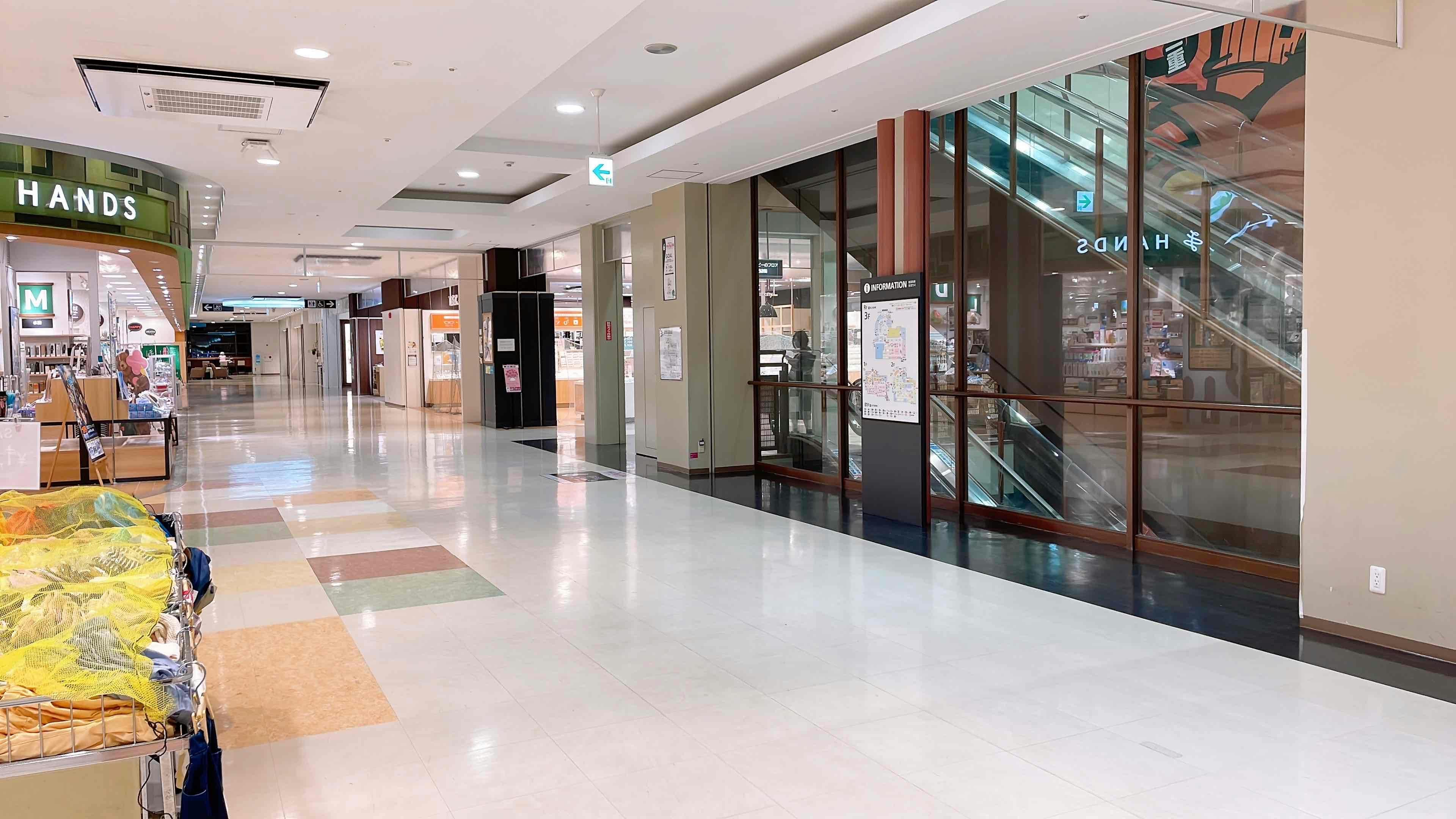 【イオンモール桑名】各種プロモーションや物販、食物販のポップアップストアに最適な1番街3F中央エスカレーター前のイベントスペース