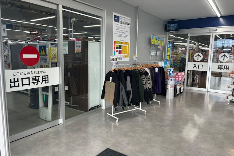 【スーパーセンタートライアル西条店】風除室の画像3