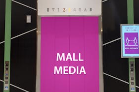 【イオンモール新利府】モール内広告 エレベーター扉