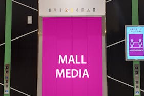 【イオンモール新利府】モール内広告 エレベーター扉