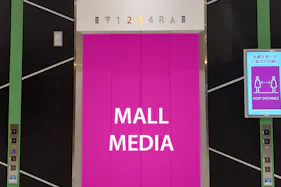 【イオンモール新利府】モール内広告 エレベーター扉